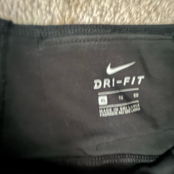 Women’s Nike capri leggings - Picture 2 of 2